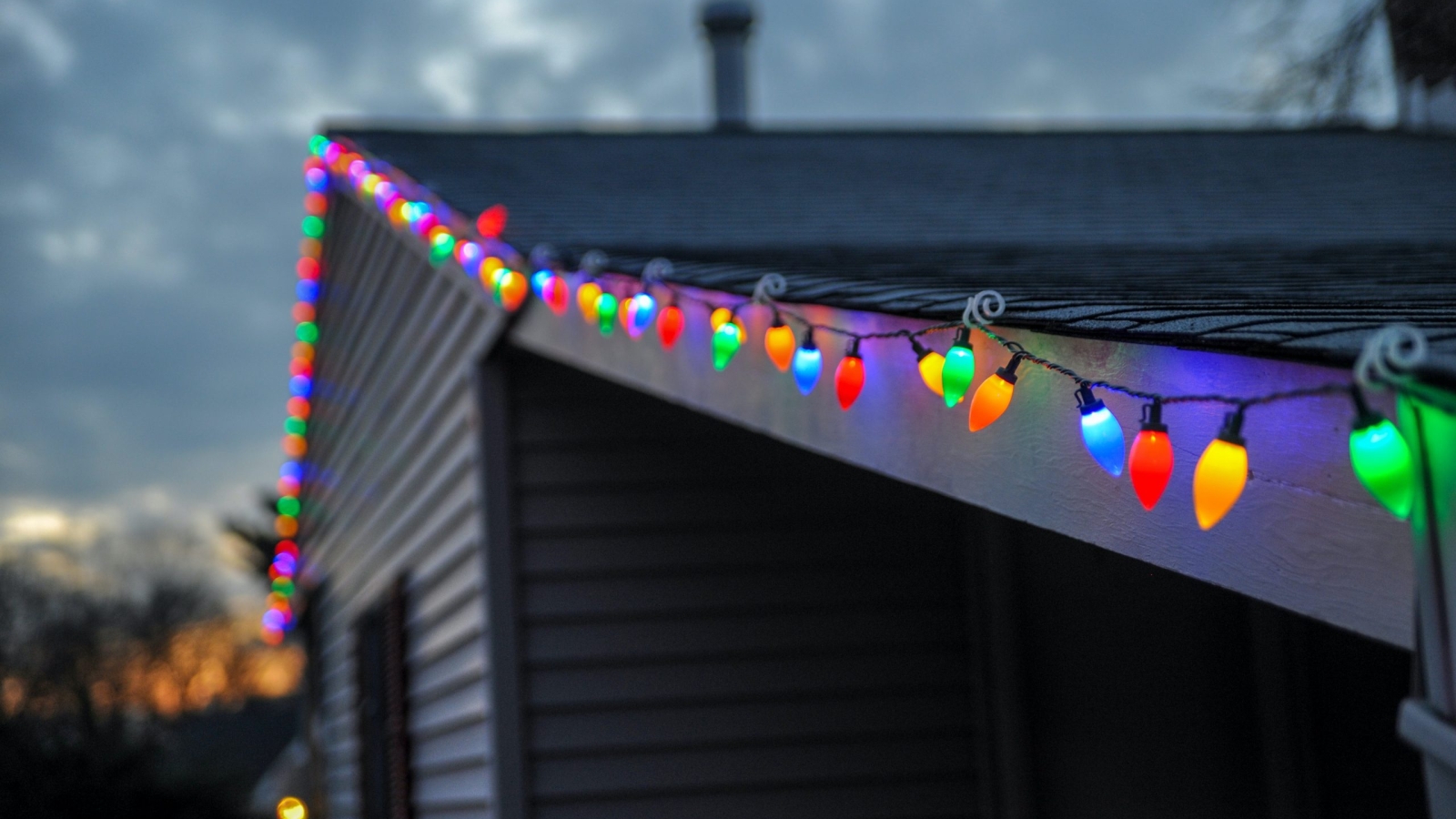 Safely installing Christmas lights on roofs
